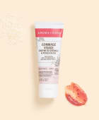 Gommage visage Aroma-Zone avec goutte de gommage à côté