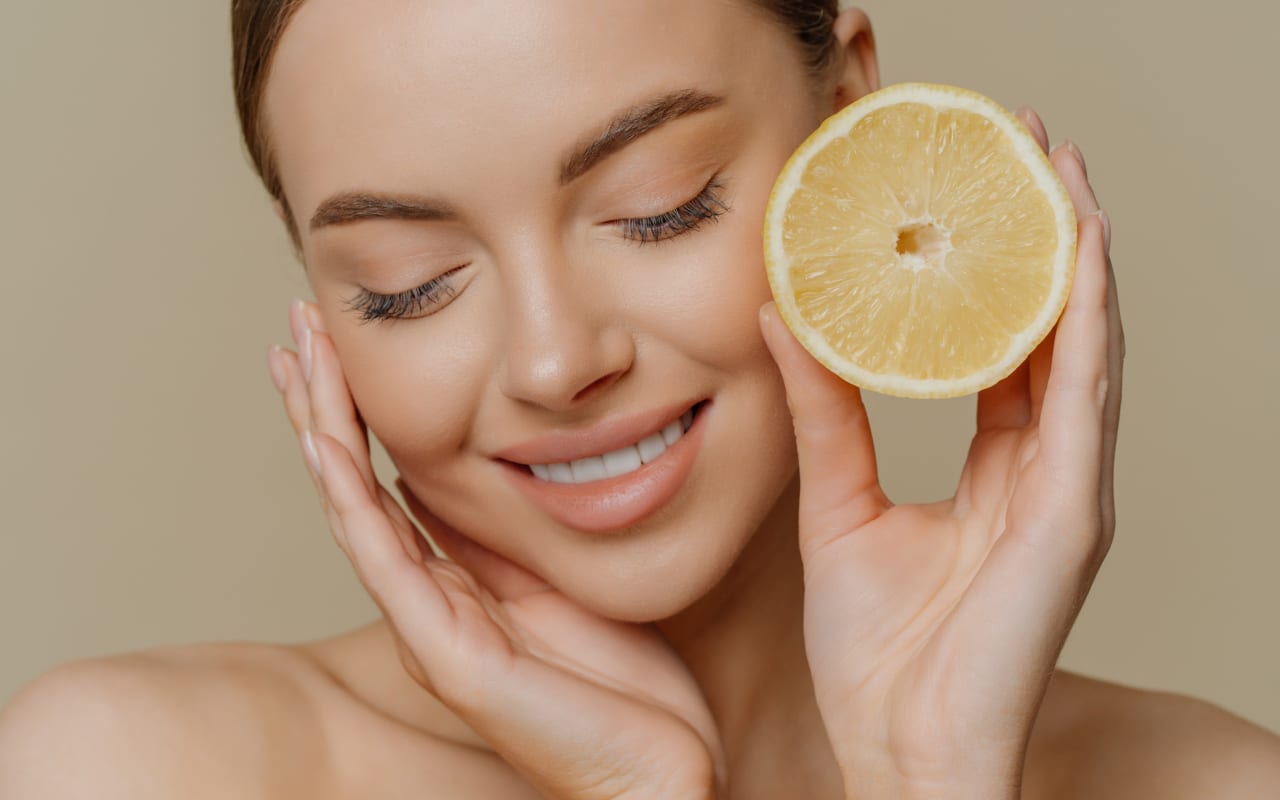Lemon nails: idee manicure naturali perfette per l’estate