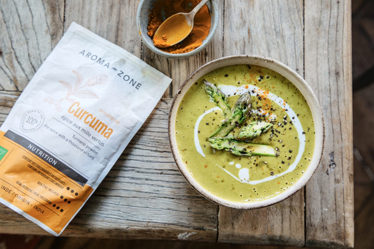 Velouté d’asperges vertes au curcuma : une recette printanière douce et anti-inflammatoire