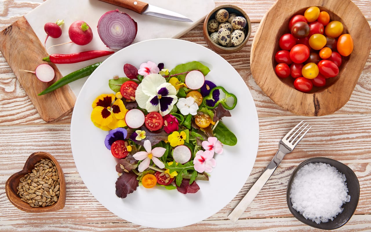 7 fleurs comestibles à ajouter dans vos salades ce printemps… et leurs bienfaits pourraient vous surprendre