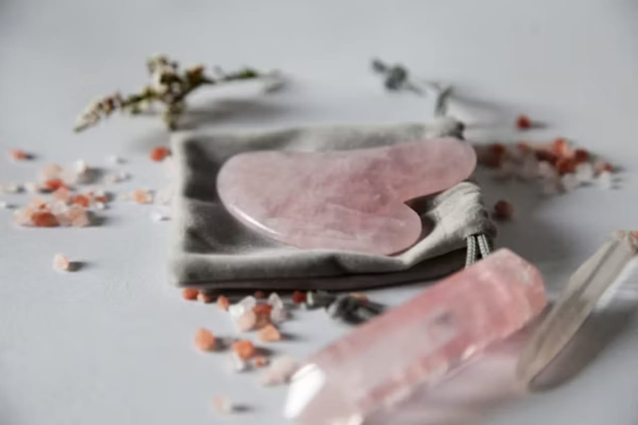 Les vertus du gua sha pour soulager les tensions musculaires du visage et favoriser la détente