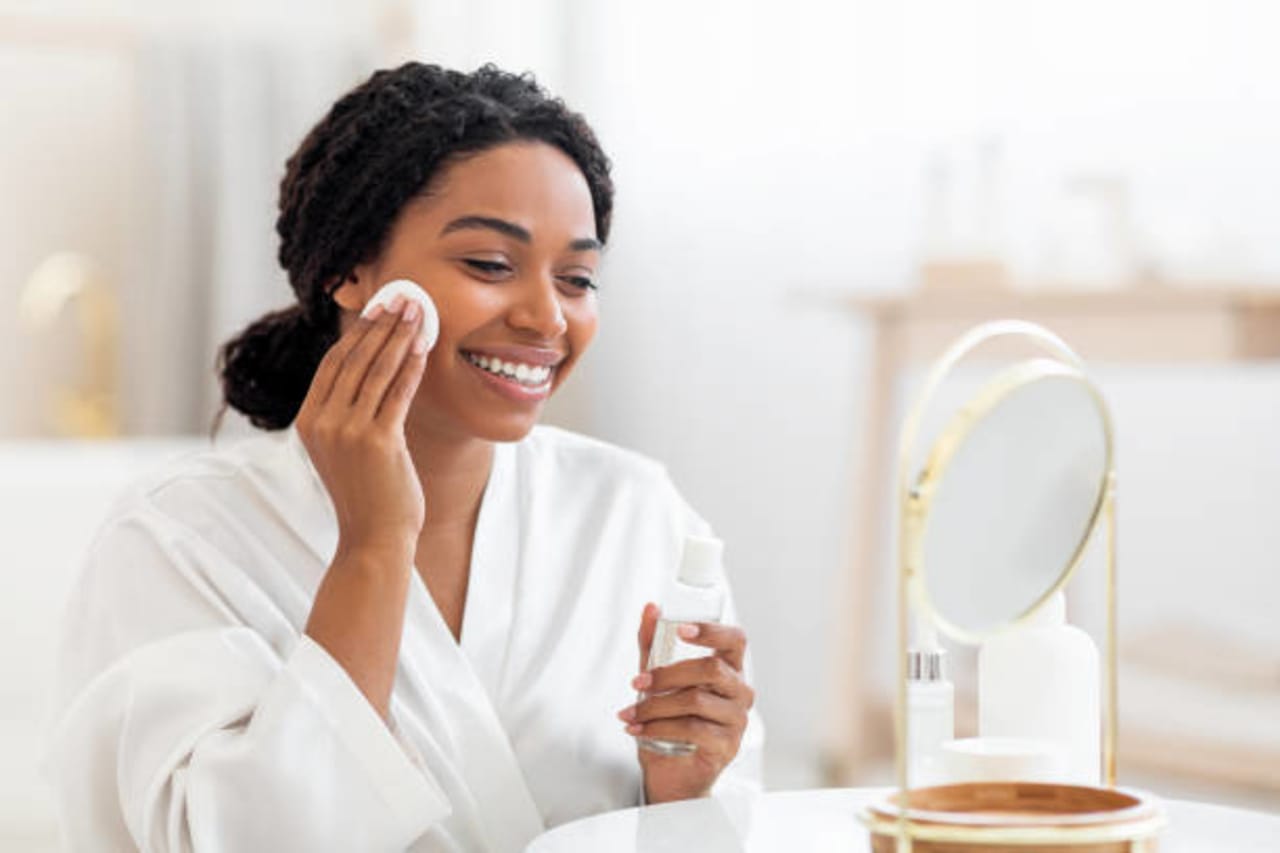 Soin de la peau : les bienfaits et utilisations de l'eau micellaire sur votre visage