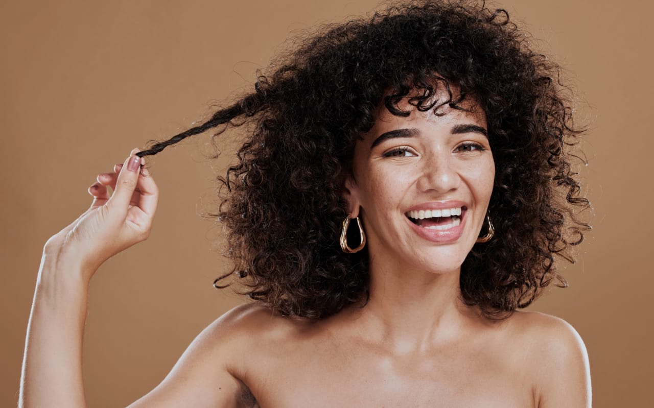 Hydratation des cheveux texturés, les conseils de Christine Regis