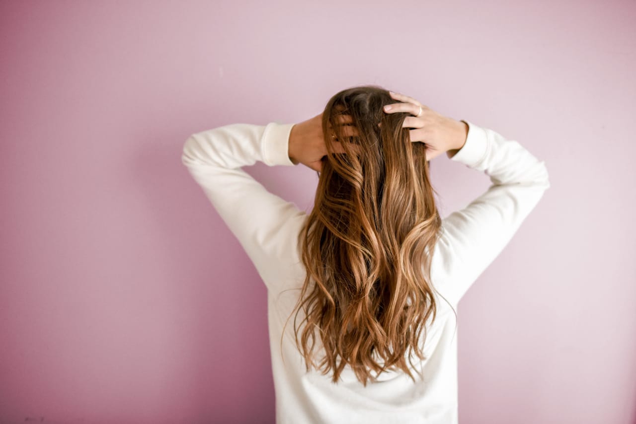 Comment renforcer des cheveux cassants dès la racine ?