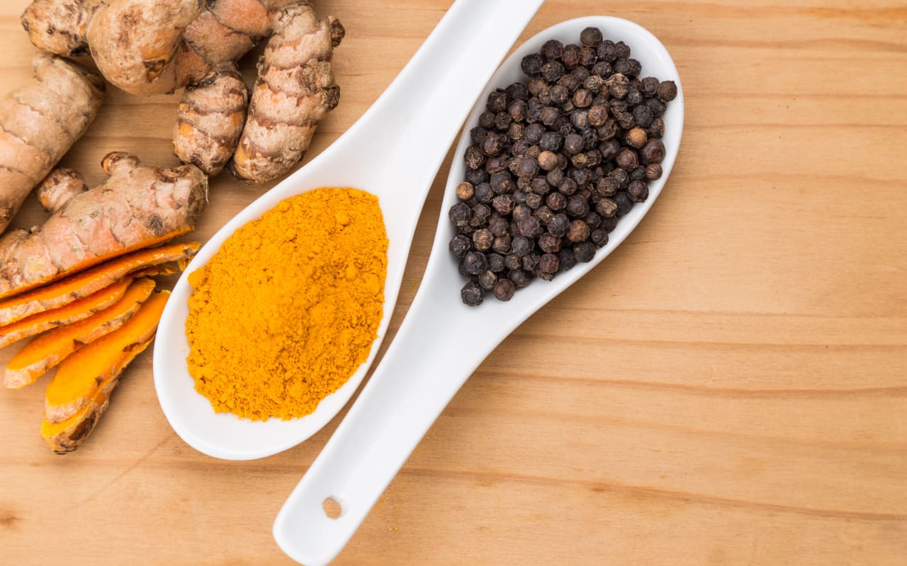Curcuma et pipérine : tout savoir sur cette association