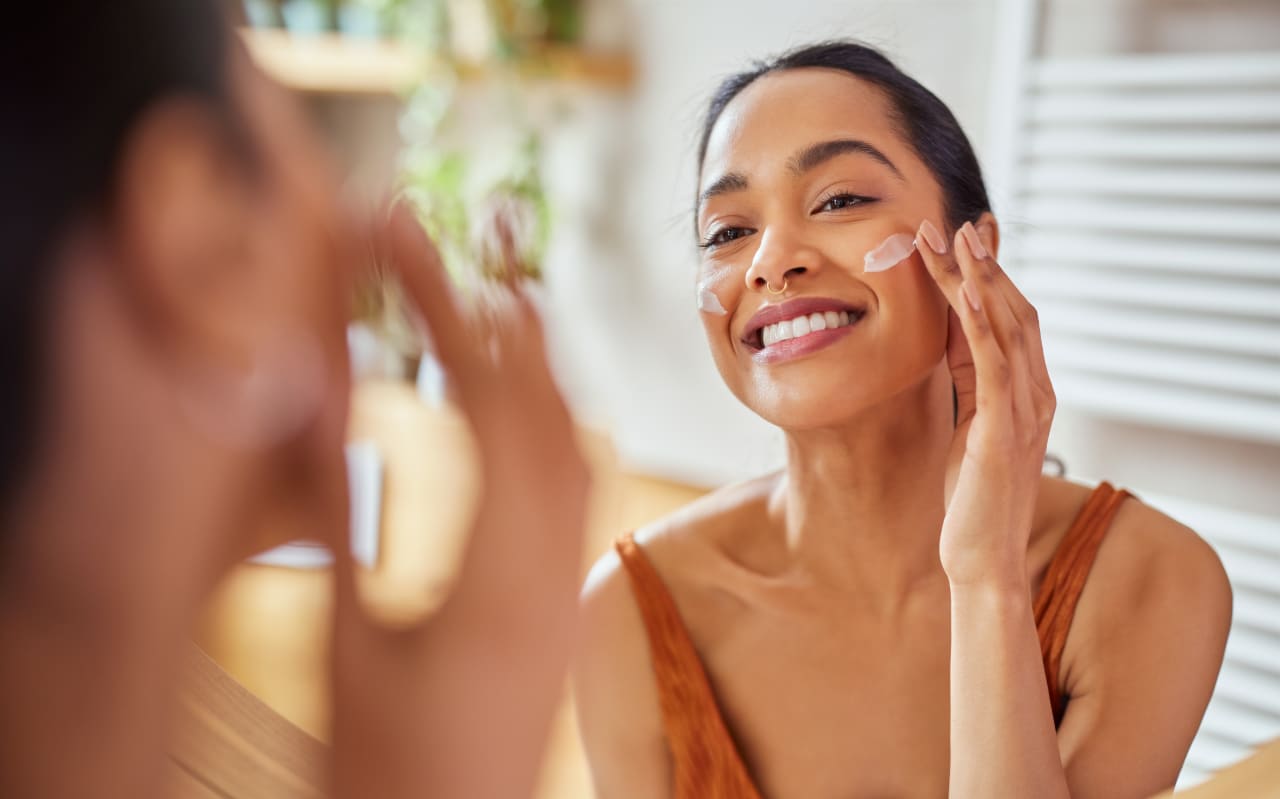 Vitamina C e acido azelaico: benefici, compatibilità e precauzioni d’uso