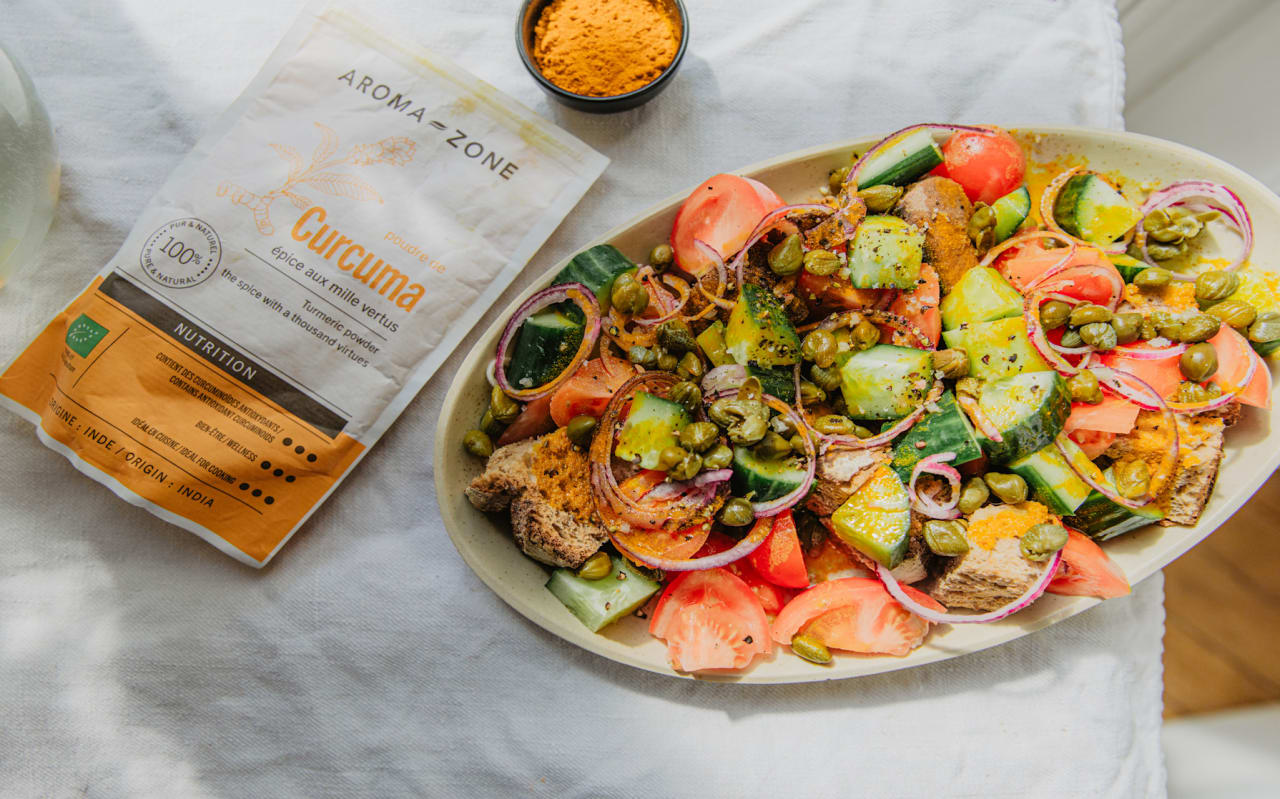 Panzanella aux tomates anciennes & câpres au curcuma : une salade estivale pleine de fraîcheur 