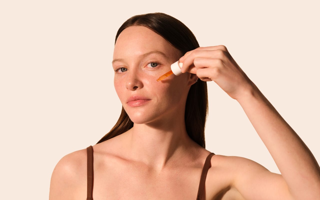Sérum bonne mine & bronzage ou Gouttes autobronzantes : que choisir ?
