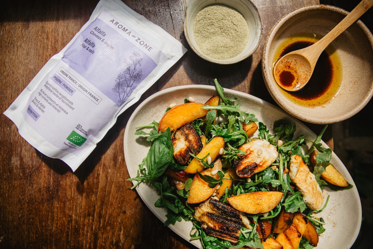 Salade de pêches grillées, halloumi & basilic à l'alfalfa : une recette estivale et gourmande 