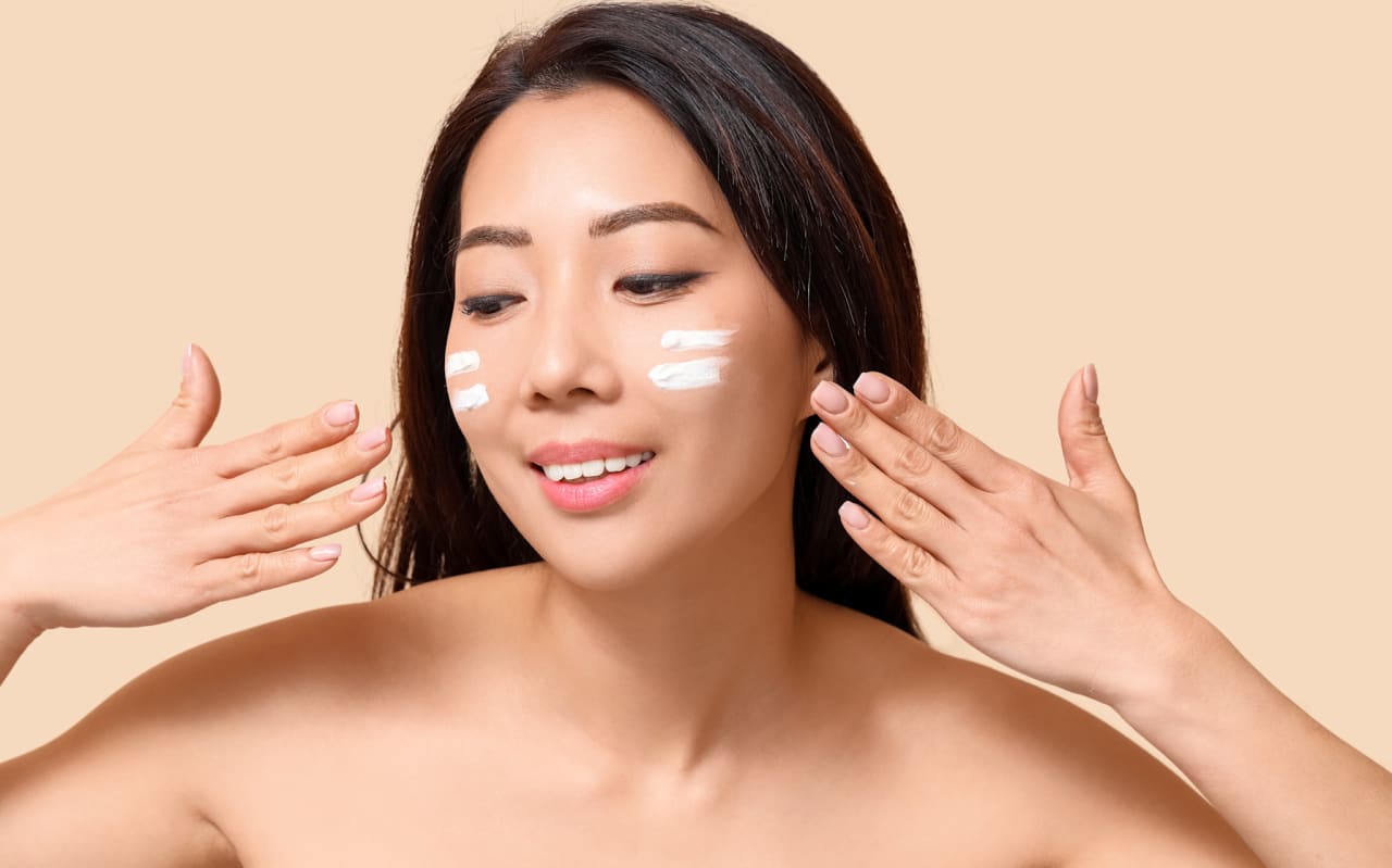 Peau grasse et soleil : faut-il vraiment dire adieu à la crème hydratante ?