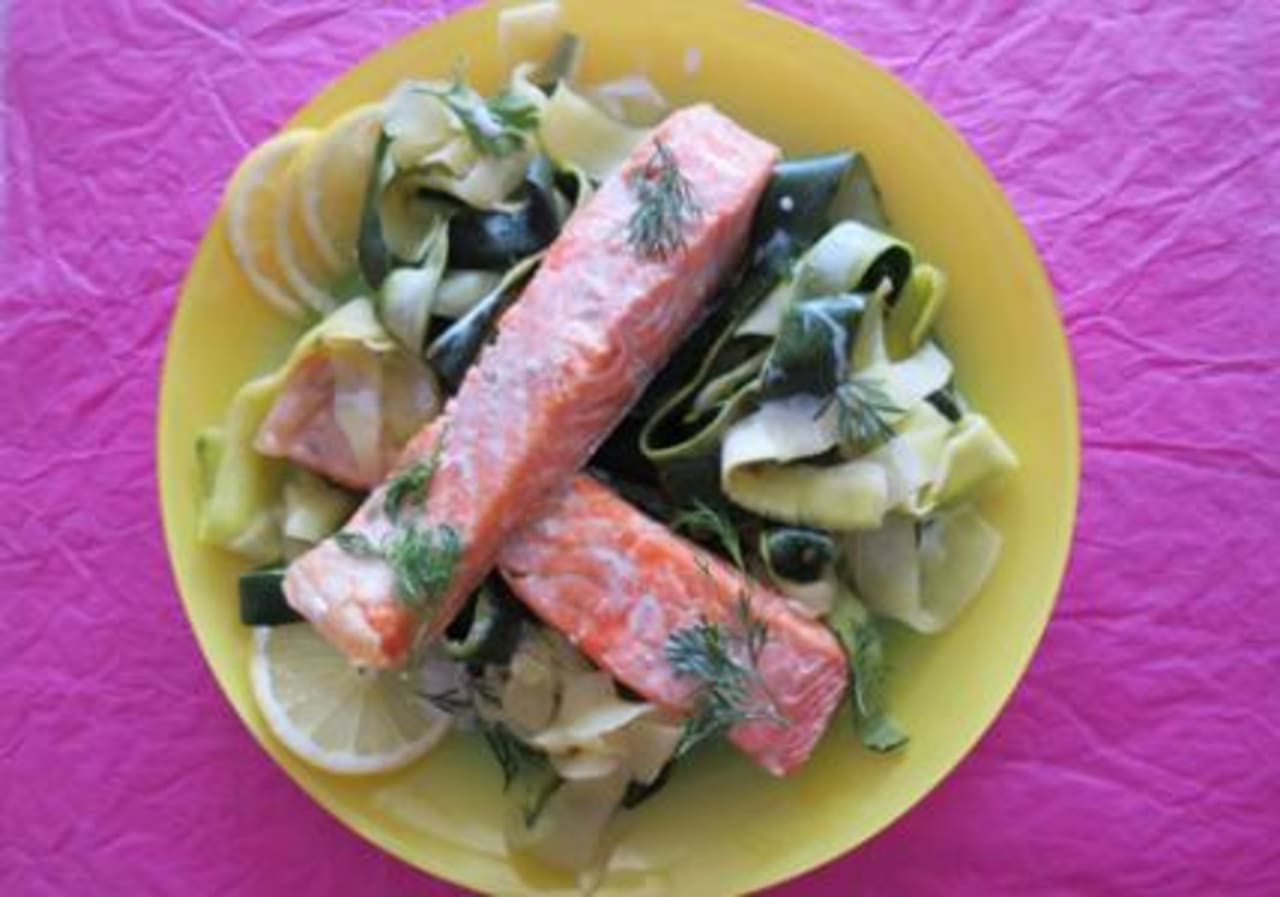 saumon-baies-roses-aneth-tagliatelles-courgettes-web