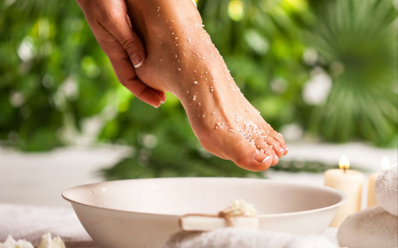 Scrub piedi: benefici, buone pratiche, prodotti