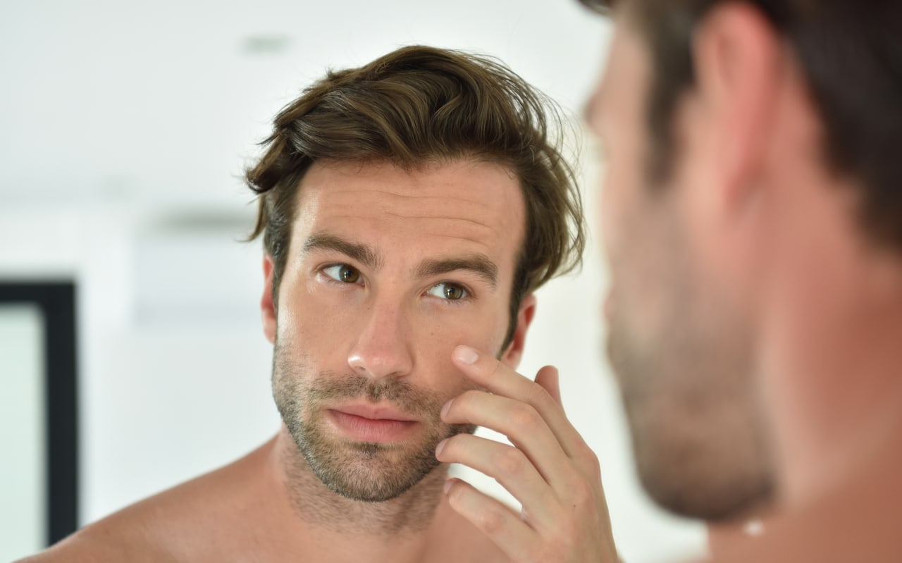 Peau homme vs femme : faut-il vraiment une routine skincare différente ?