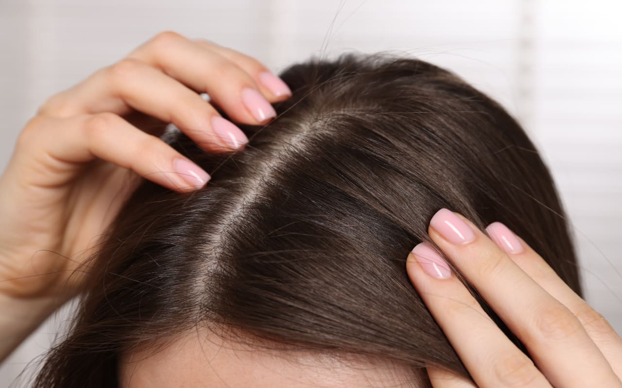 Faut-il vraiment mettre un SPF sur ses cheveux (et son cuir chevelu) ?