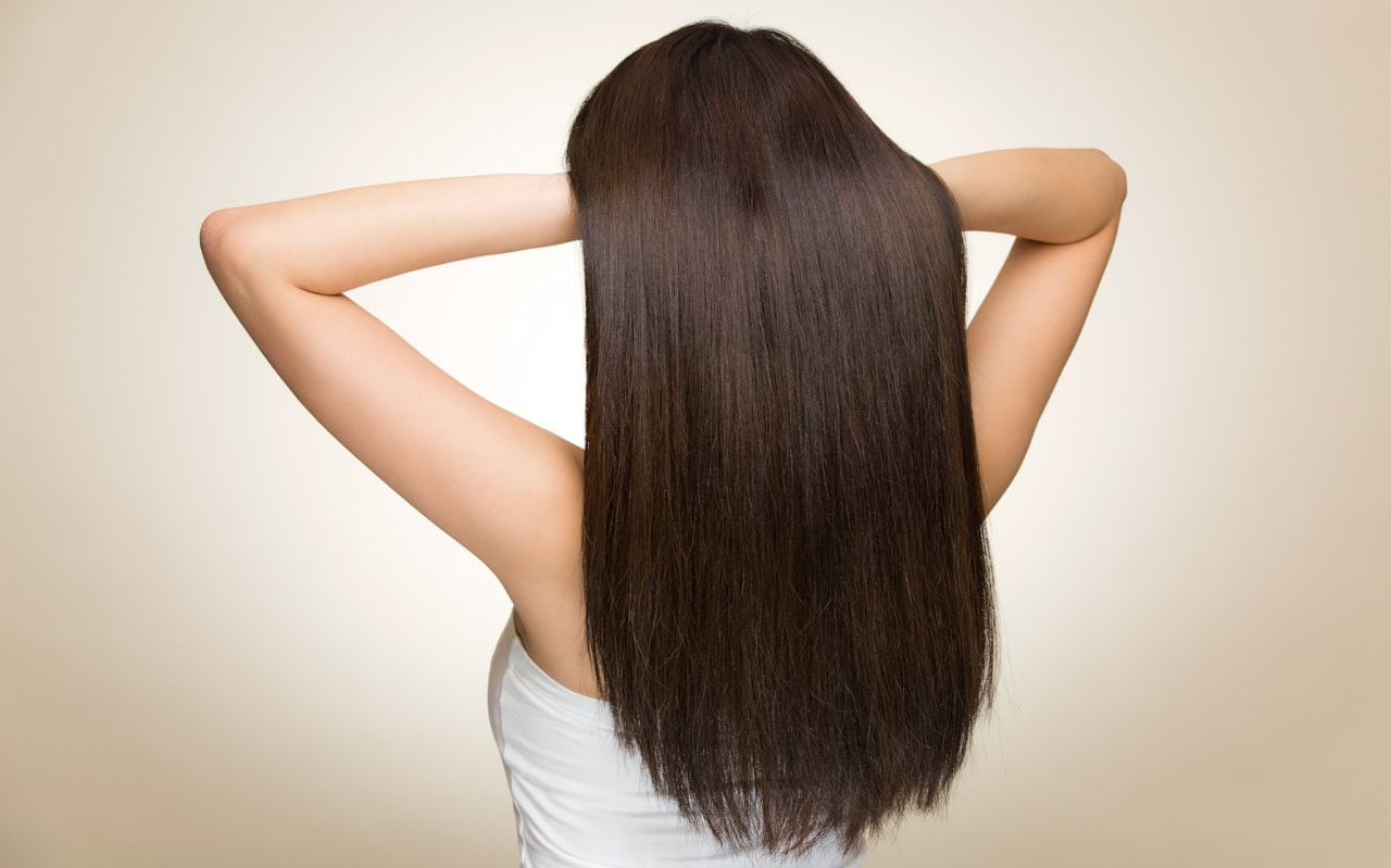 Des cheveux frais tout l’été sans les abîmer : la bonne fréquence de shampoing