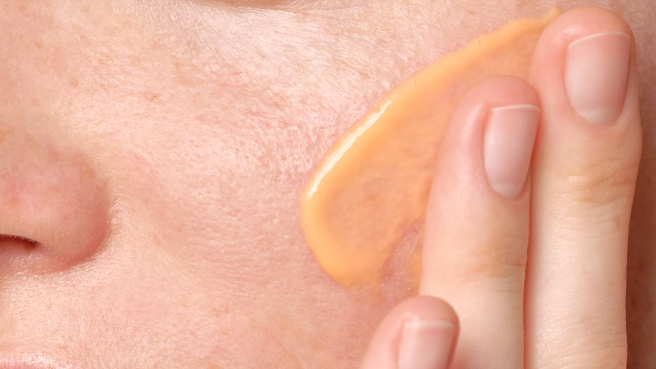 Crema alla vitamina C: perché e come integrarla nella tua routine skincare