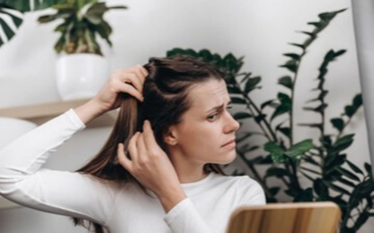 Chute de cheveux saisonnière : comment limiter la casse en hiver ?