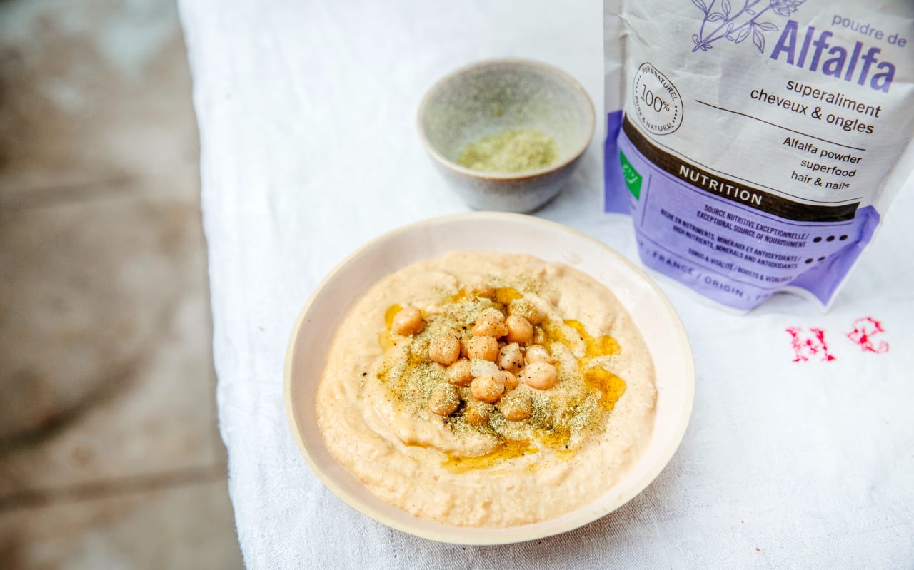 Houmous à la poudre d’alfalfa : une tartinade verte riche en nutriments