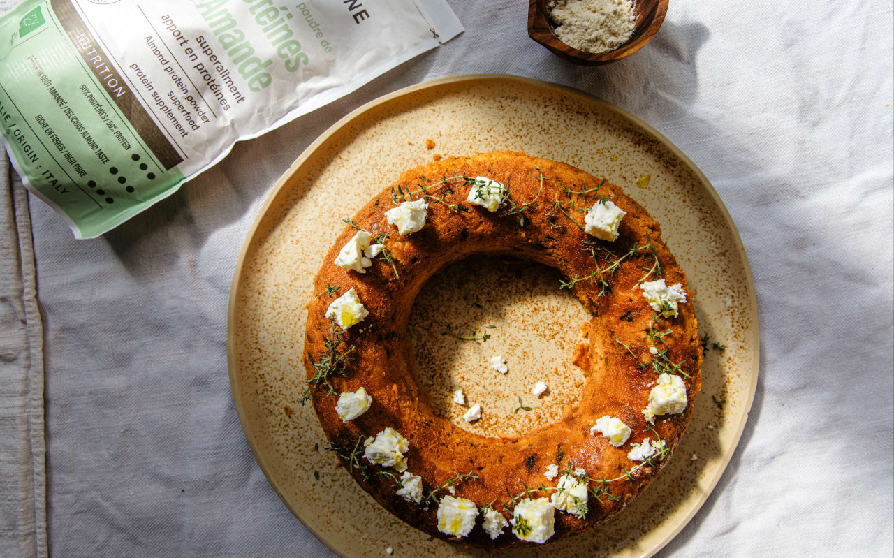 Cake salé olives, feta & herbes à la poudre d'amandes : une recette moelleuse et méditerranéenne