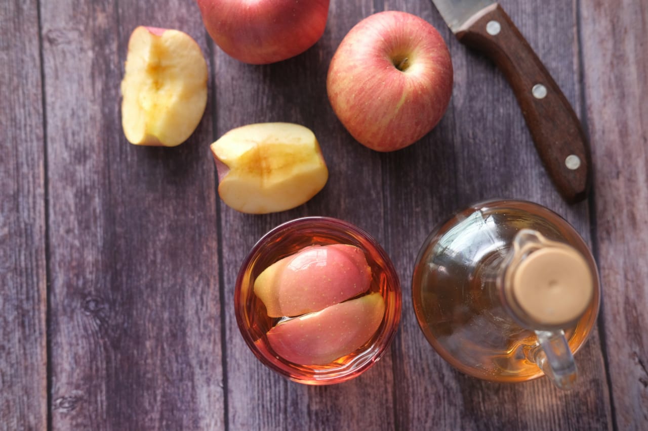 Vinaigre de cidre : pourquoi et comment utiliser cet ingrédient naturel sur votre peau ?
