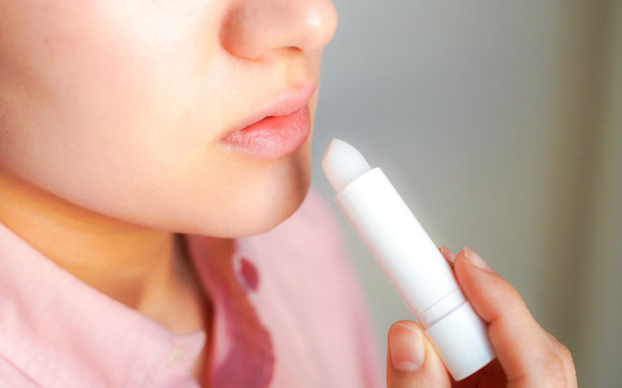 Pourquoi vos lèvres restent sèches malgré votre baume hydratant ?