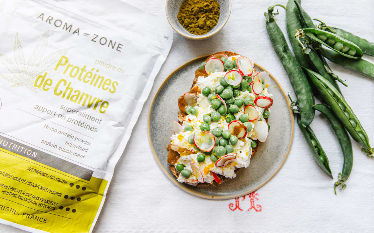 Tartines de printemps petits pois & ricotta à la protéine de chanvre pour une assiette fraîche et nutritive