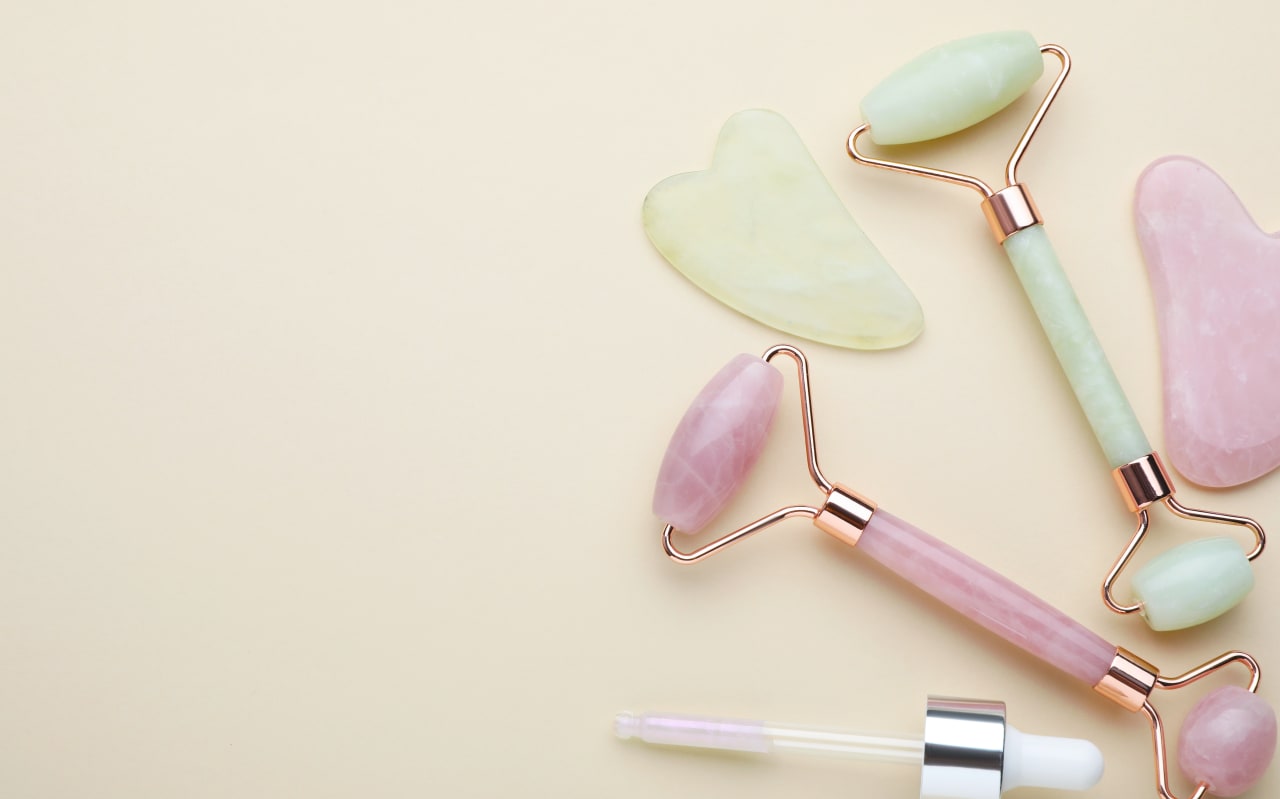 Gua sha, rouleau de jade : le rituel de nettoyage qu’on néglige (et qui peut tout changer pour ta peau)