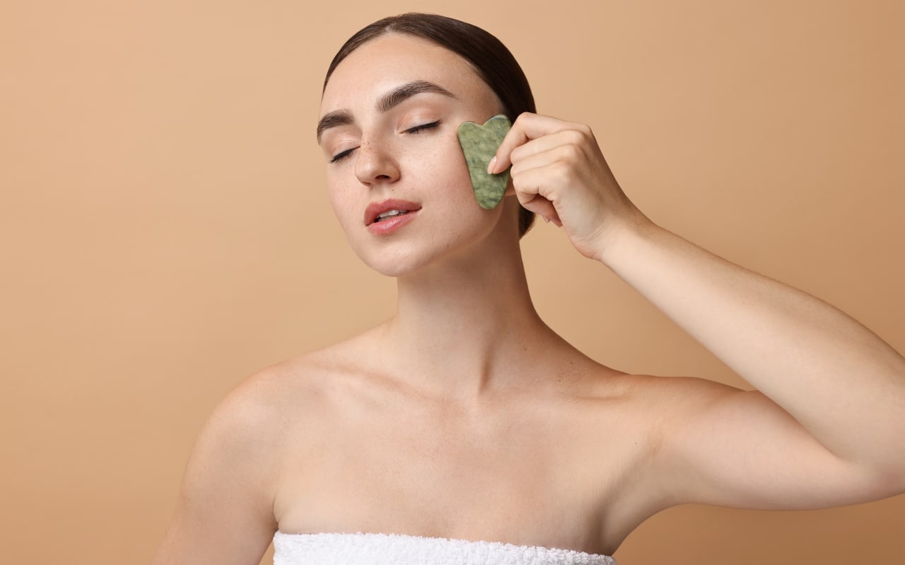 Vous utilisez un gua-sha ? Ces huiles naturelles anti-âge vont décupler ses effets !