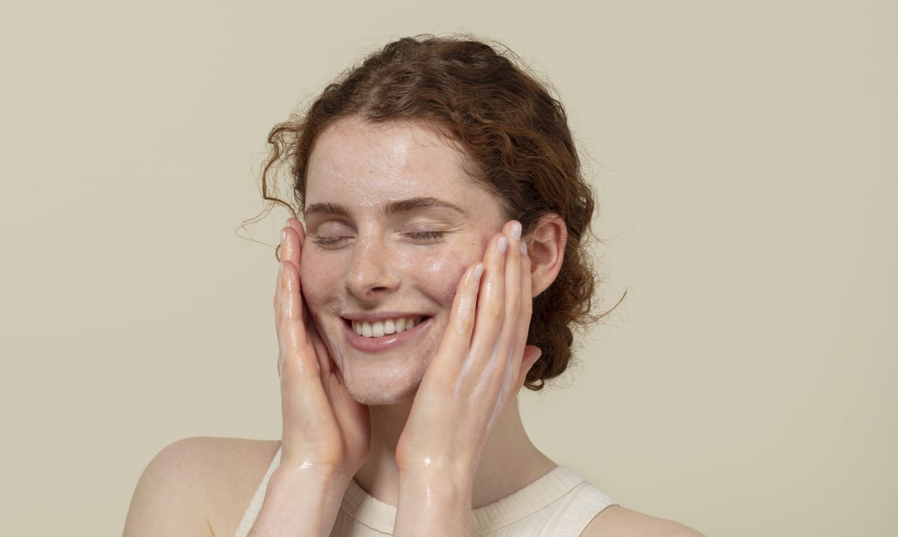 Pori della pelle: cause, cure e soluzioni naturali - Aroma Zone