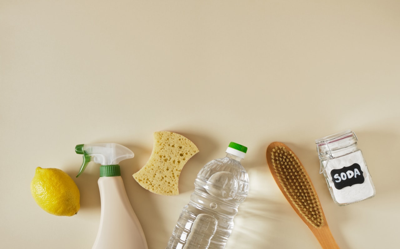 Comment nettoyer le canapé au vinaigre blanc et au bicarbonate ?