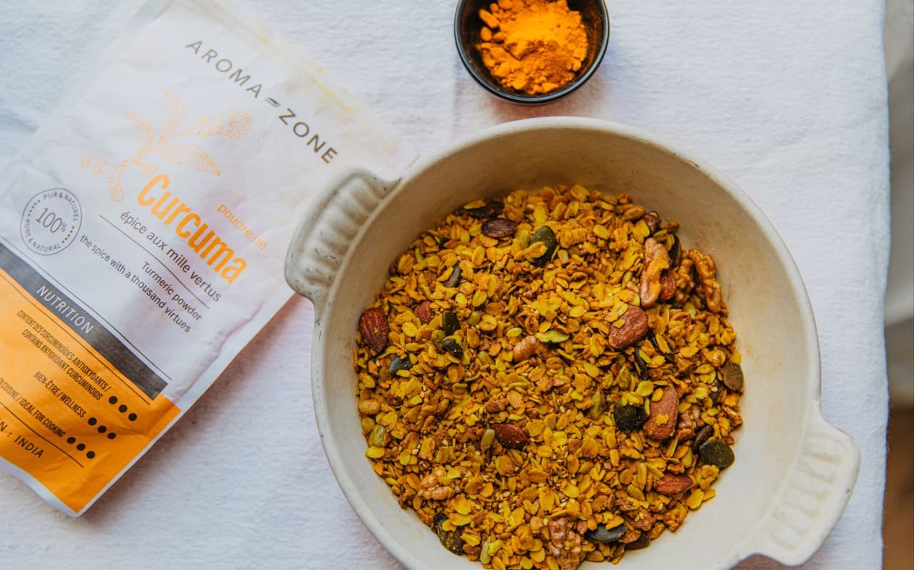 Granola doré au curcuma : un petit-déjeuner croustillant et lumineux