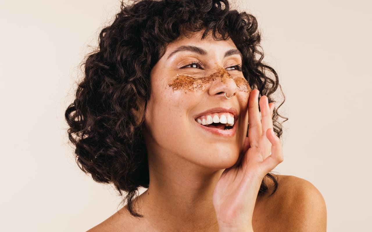 Gommage visage maison : bienfaits, recettes, conseils... tout savoir !