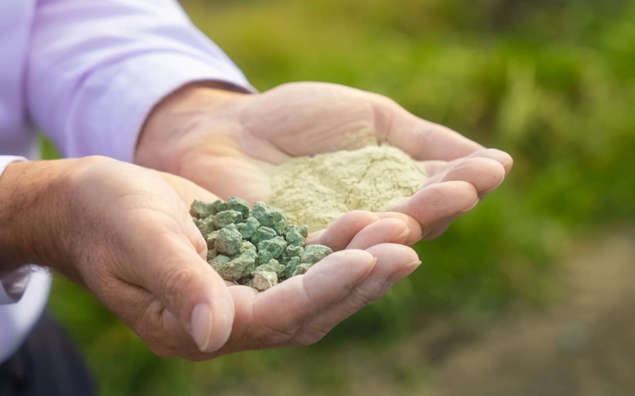 L'Argile Verte : ses incroyables bienfaits et utilisations (en cosmétique et à boire)