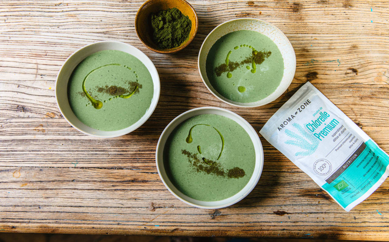 Velouté froid de courgettes & amande à la chlorelle : une recette fraîche et végétale