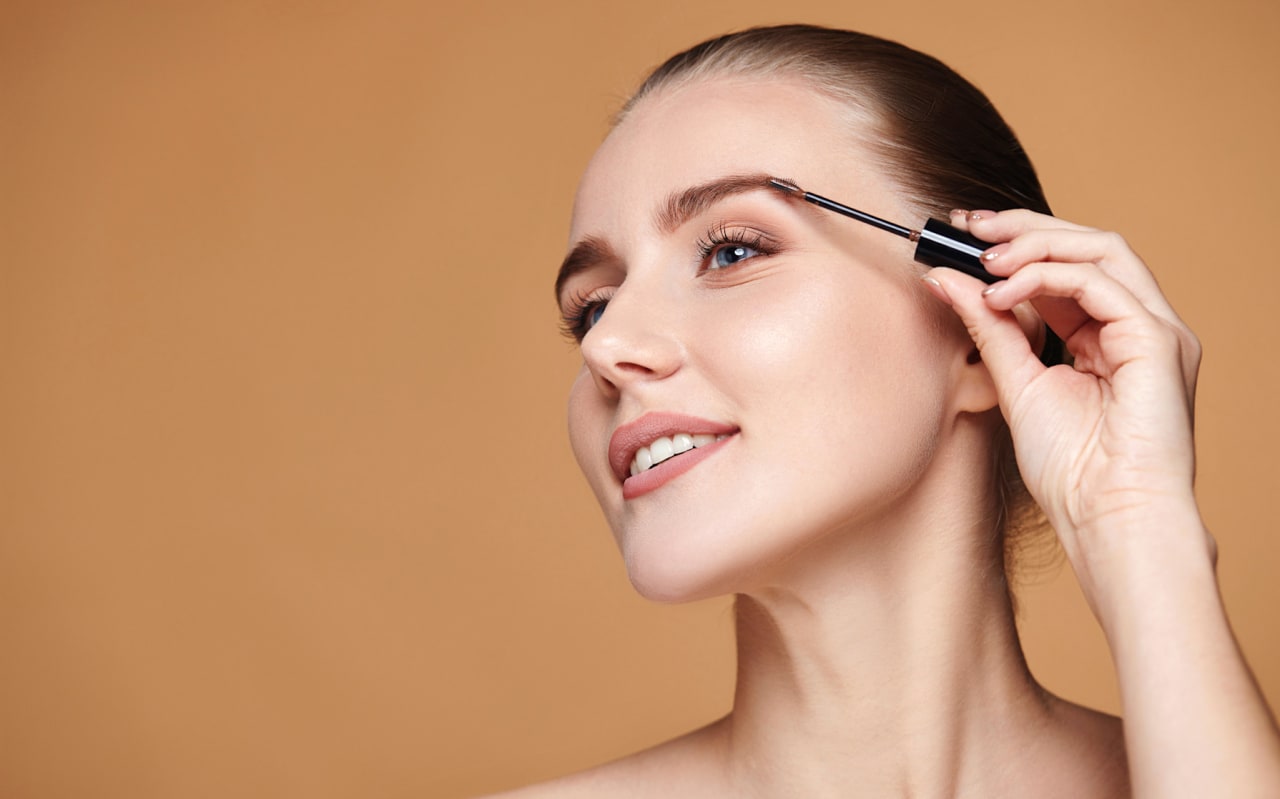 Des sourcils nets et disciplinés : nos conseils pour révéler votre regard