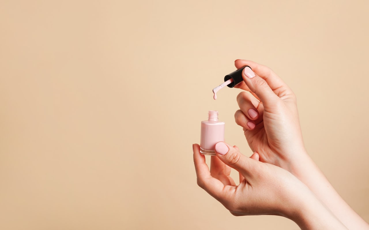 Vernis enceinte : bonne ou mauvaise pratique ?