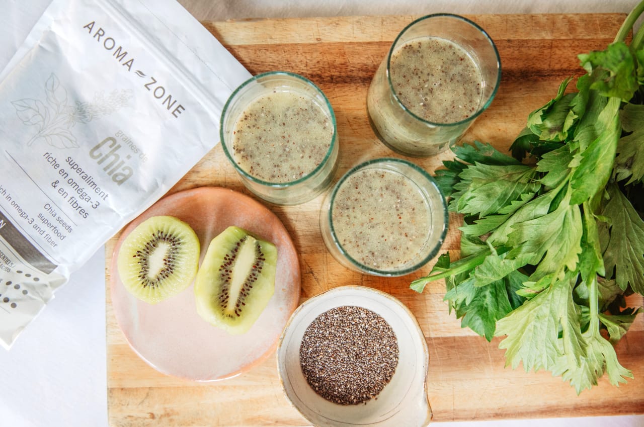 Jus vert détox au céleri, kiwi et graines de chia pour soutenir l’énergie et la vitalité