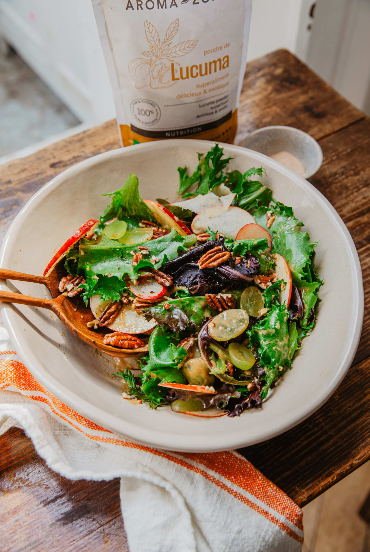 Salade d’artichauts poivrade, fèves & parmesan au curcuma : une entrée printanière fraîche et raffinée