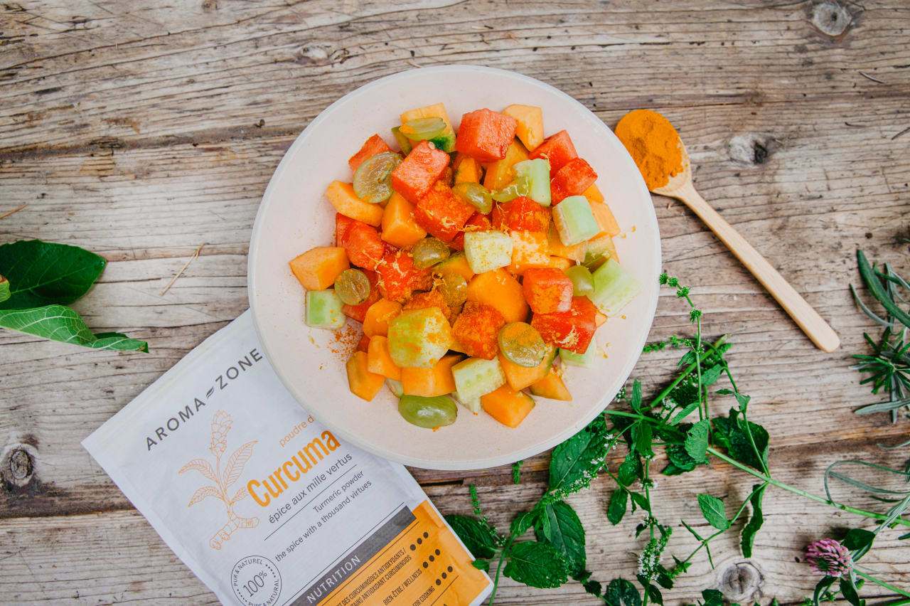 Salade de fruits frais au curcuma : recette hydratante pour une peau éclatante