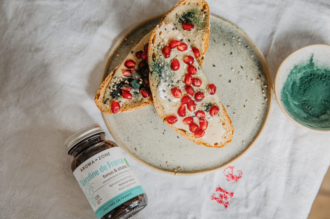 Tartine énergétique à la purée d’amande, grenade et spiruline 
