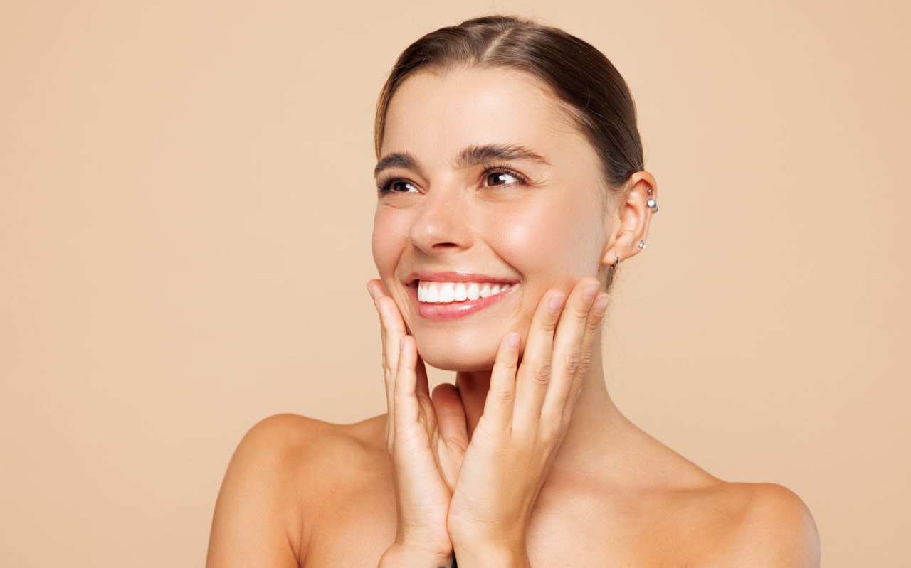 Ces gestes d’automassage qui transforment votre peau, selon une facialiste