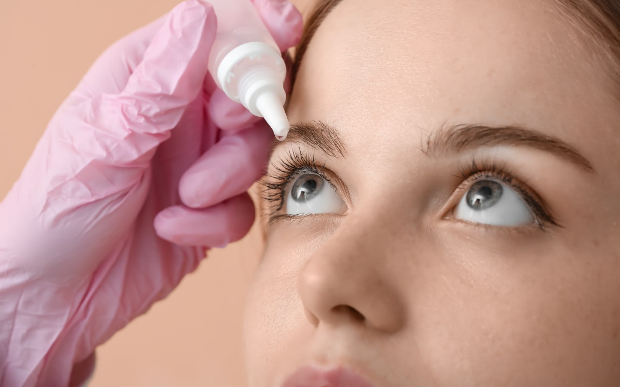 Petit bouton blanc au ras des cils : Comment reconnaître un orgelet ?