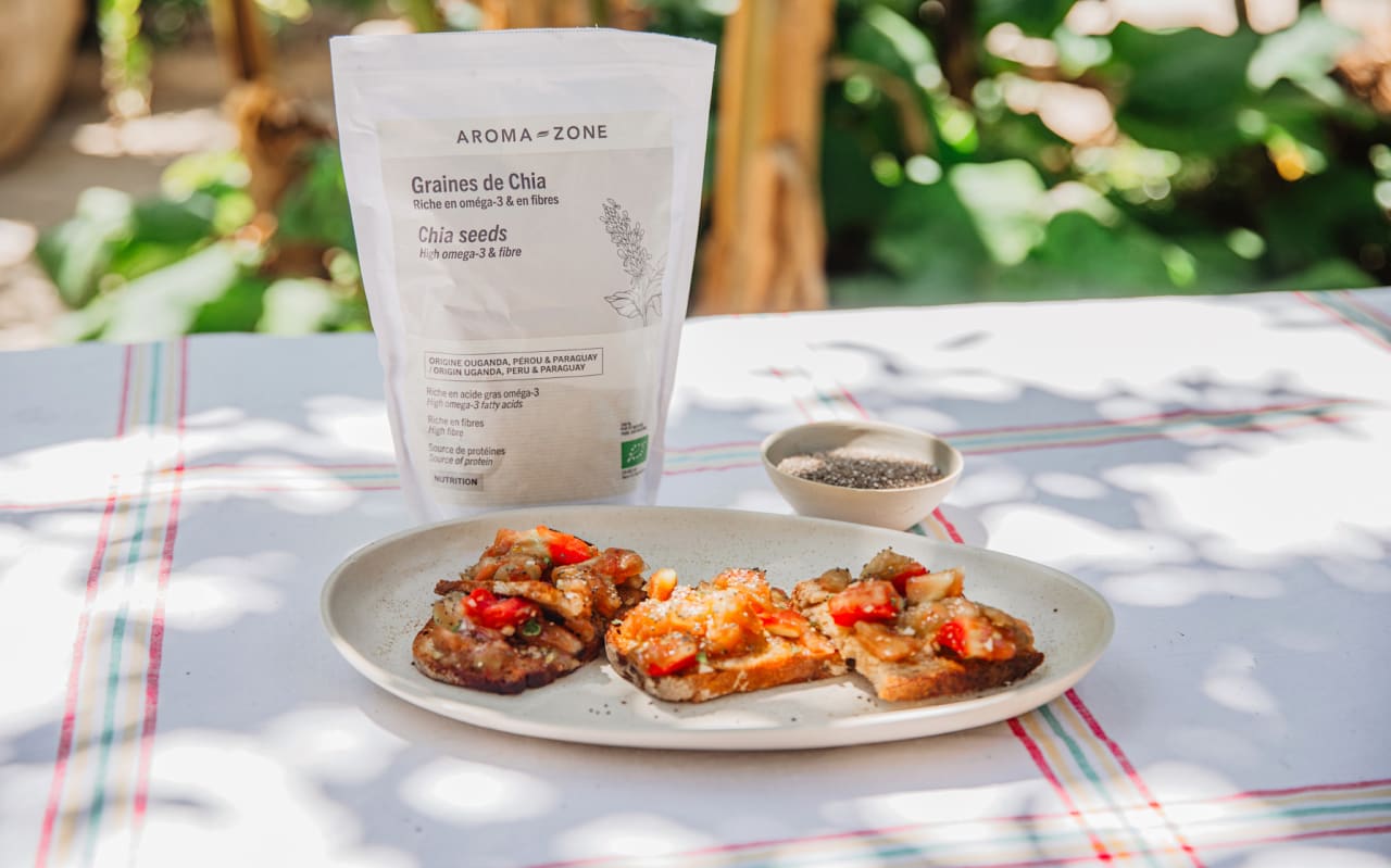 Tartines de tomate cœur de bœuf, ail & graines de chia : une recette simple et pleine de fraîcheur