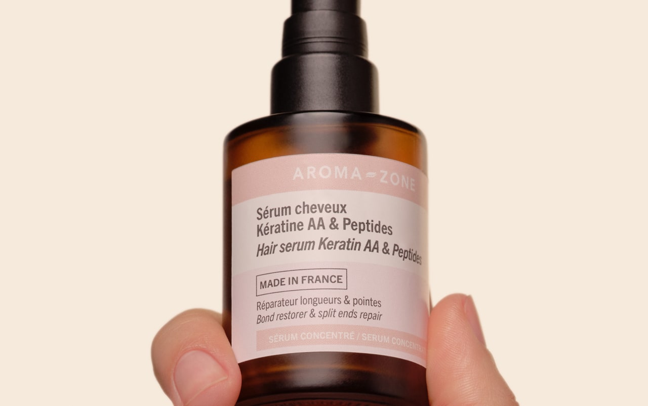 Peptides, acides aminés, kératine : zoom sur le sérum star d’Aroma-Zone pour réparer les cheveux