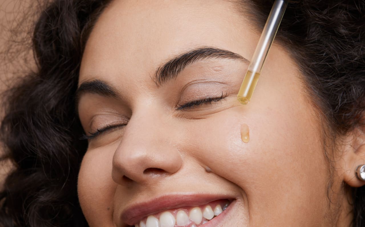 Les 3 huiles végétales que votre peau réclame en hiver (même si elle est grasse)