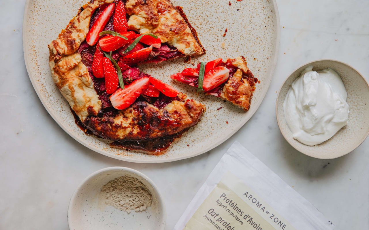 Tarte rustique aux fraises & estragon à la protéine d’avoine : un dessert fruité et délicatement parfumé