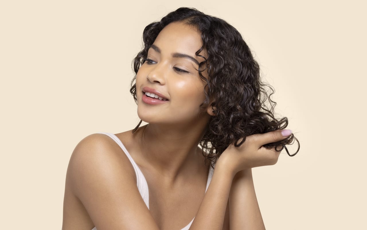 Les solutions naturelles pour traiter les cheveux bouclés secs
