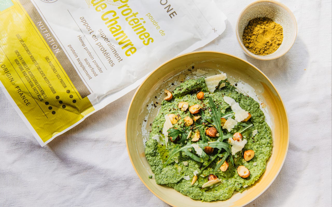 Pesto de roquette & noisettes à la protéine de chanvre : une sauce végétale riche et parfumée