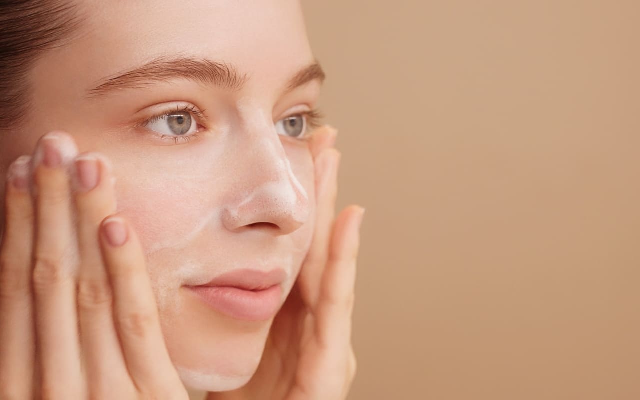 Quali sono i benefici di un gel detergente viso purificante?