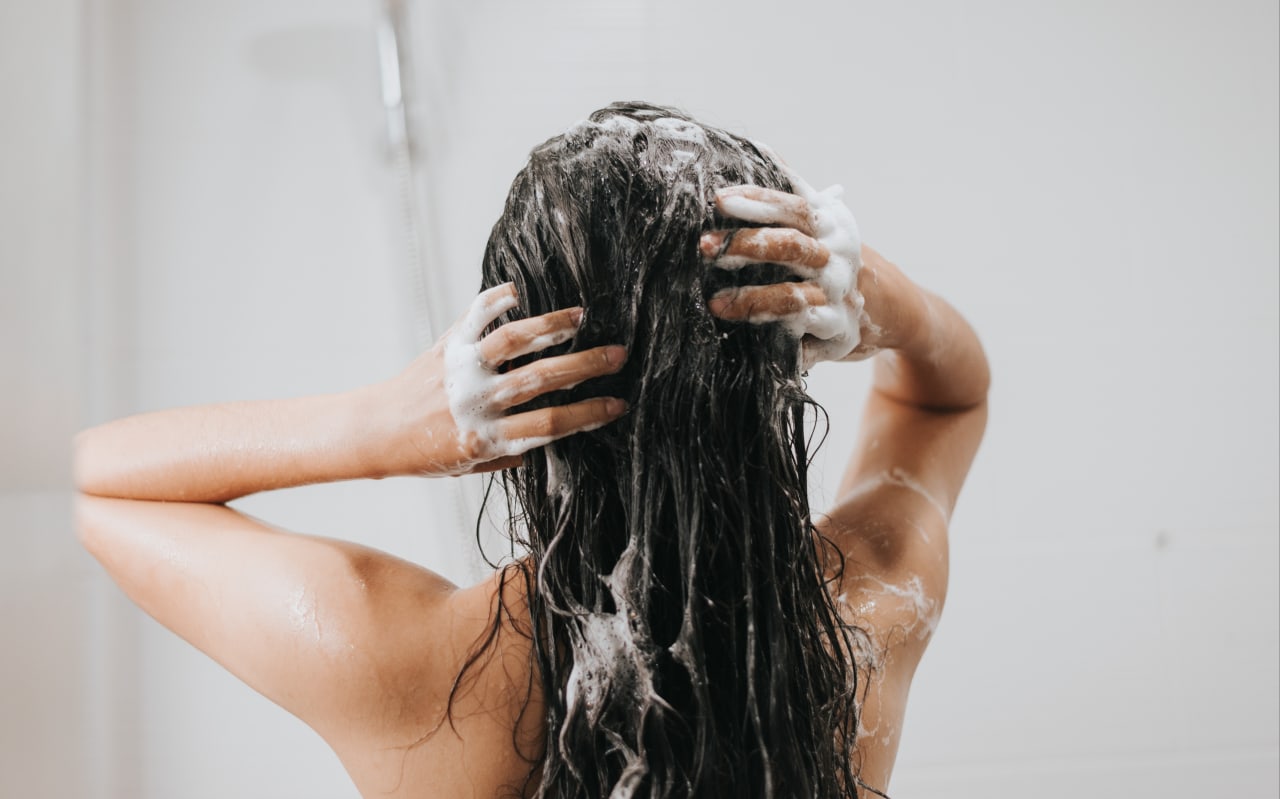 Poudres lavantes : pourquoi elles nettoient mieux sans abîmer les cheveux